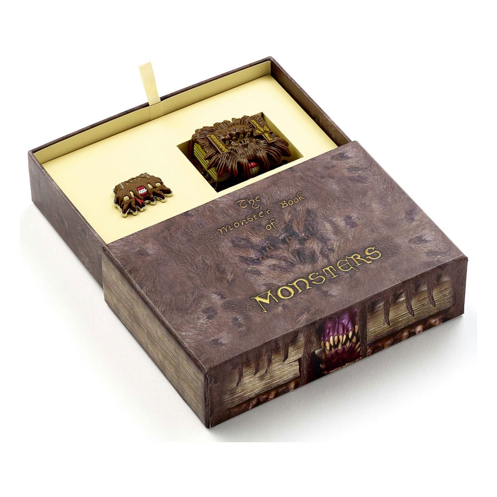 Harry Potter: Monster Book Schlüsselanhänger und Ansteckpin Geschenkset Image 1