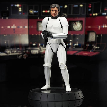 Star Wars Episode IV Milestones Statue 1/6 Han Solo (Stormtrooper Disguise) 40th Anniversary Exclusive 30 cm Image 4