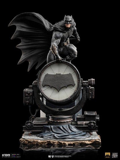 Zack Snyder's Justice League Deluxe Art Scale Statue 1/10 Batman on Batsignal 28 cm Image 3