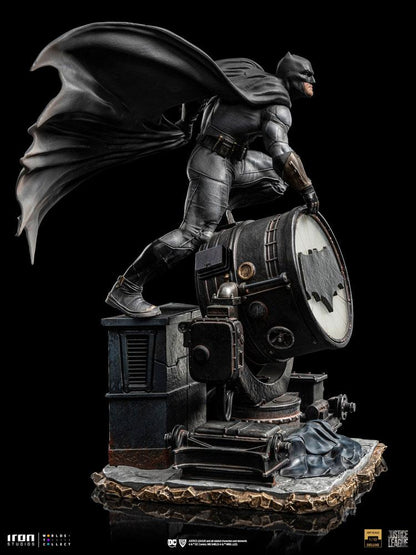 Zack Snyder's Justice League Deluxe Art Scale Statue 1/10 Batman on Batsignal 28 cm Image 4