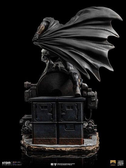 Zack Snyder's Justice League Deluxe Art Scale Statue 1/10 Batman on Batsignal 28 cm Image 5