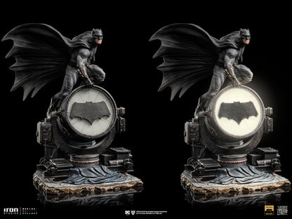 Zack Snyder's Justice League Deluxe Art Scale Statue 1/10 Batman on Batsignal 28 cm Image 14