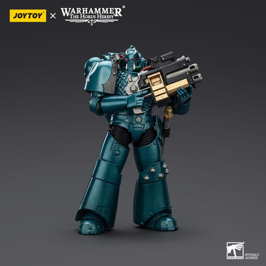 Warhammer The Horus Heresy Actionfigur Alpha Legion Head hunter With Banestrike Combi-Bolter And Power Dagger 20 cm Image 2