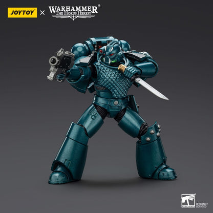 Warhammer The Horus Heresy Actionfigur Alpha Legion Head hunter With Banestrike Combi-Bolter And Power Dagger 20 cm Image 5
