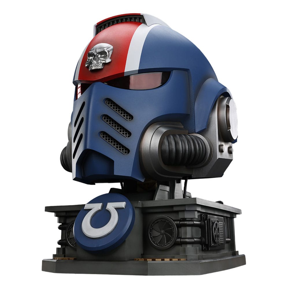 Warhammer 40,000: Space Marine 2 Replik Ultramarines Lieutenant Titus Helm mit Display-Stand 44 cm Image 1