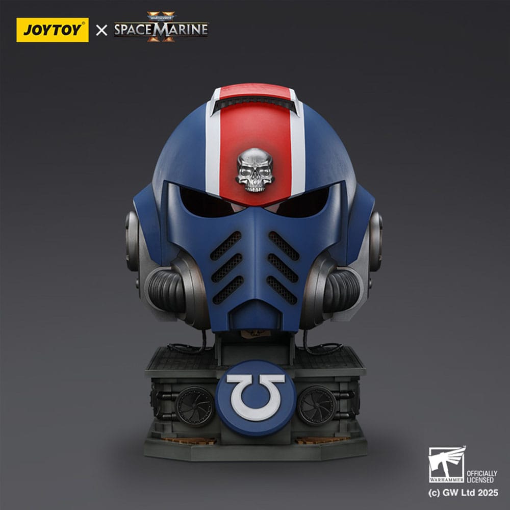 Warhammer 40,000: Space Marine 2 Replik Ultramarines Lieutenant Titus Helm mit Display-Stand 44 cm Image 2