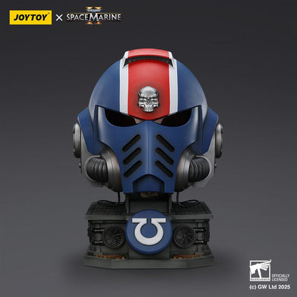 Warhammer 40,000: Space Marine 2 Replik Ultramarines Lieutenant Titus Helm mit Display-Stand 44 cm Image 2