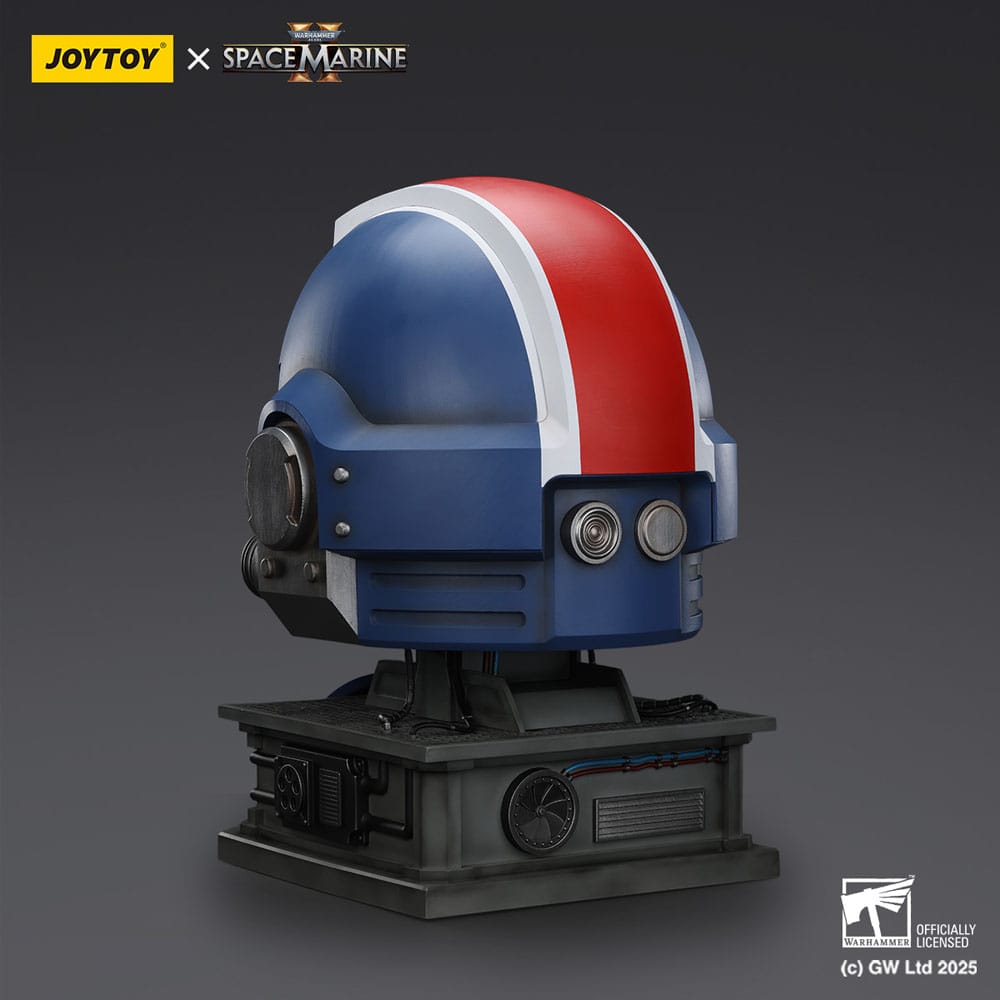 Warhammer 40,000: Space Marine 2 Replik Ultramarines Lieutenant Titus Helm mit Display-Stand 44 cm Image 3