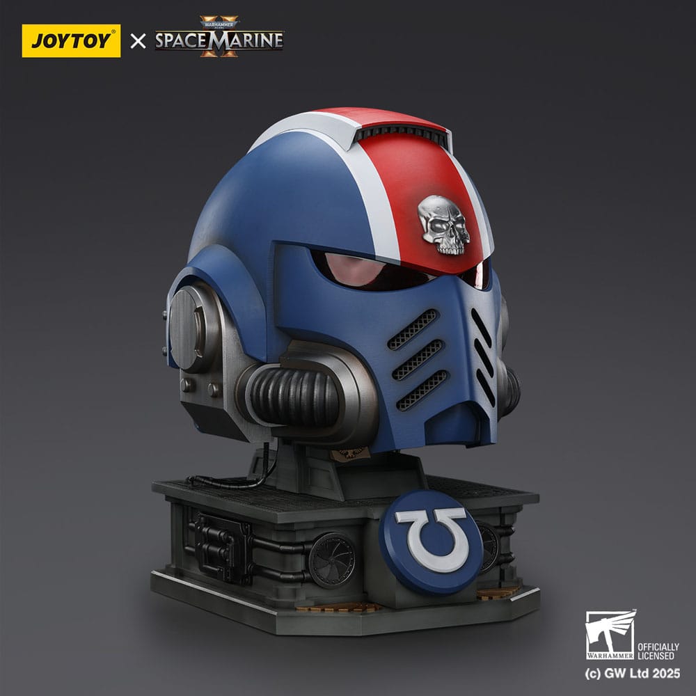 Warhammer 40,000: Space Marine 2 Replik Ultramarines Lieutenant Titus Helm mit Display-Stand 44 cm Image 4