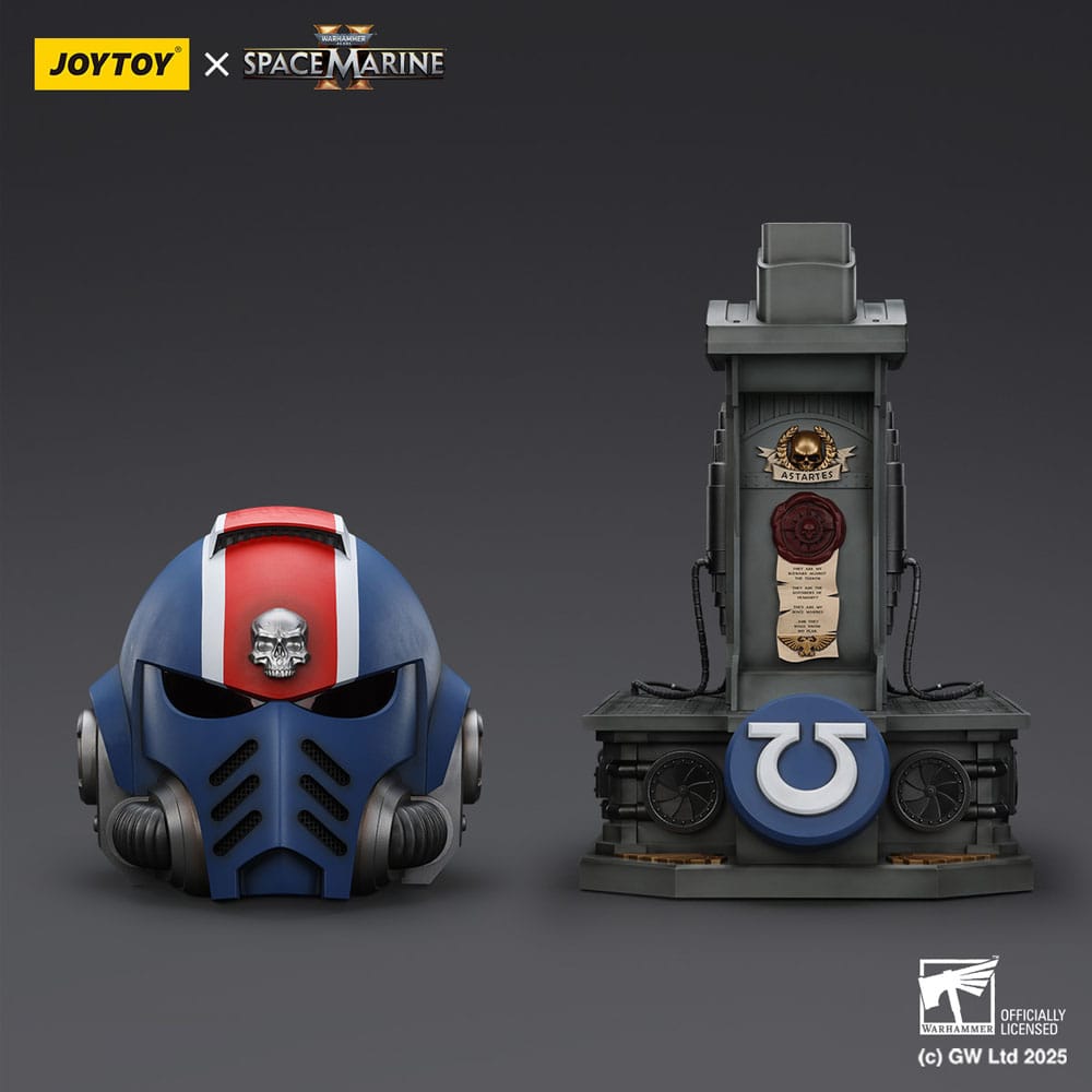 Warhammer 40,000: Space Marine 2 Replik Ultramarines Lieutenant Titus Helm mit Display-Stand 44 cm Image 6