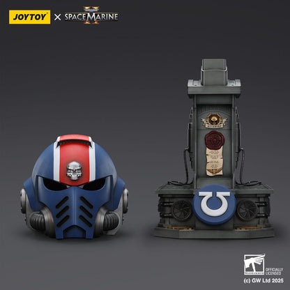 Warhammer 40,000: Space Marine 2 Replik Ultramarines Lieutenant Titus Helm mit Display-Stand 44 cm Image 6