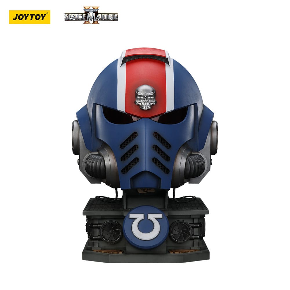 Warhammer 40,000: Space Marine 2 Replik Ultramarines Lieutenant Titus Helm mit Display-Stand 44 cm Image 7