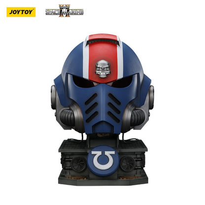 Warhammer 40,000: Space Marine 2 Replik Ultramarines Lieutenant Titus Helm mit Display-Stand 44 cm Image 7