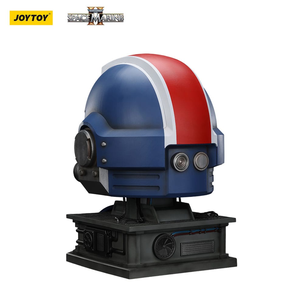 Warhammer 40,000: Space Marine 2 Replik Ultramarines Lieutenant Titus Helm mit Display-Stand 44 cm Image 8