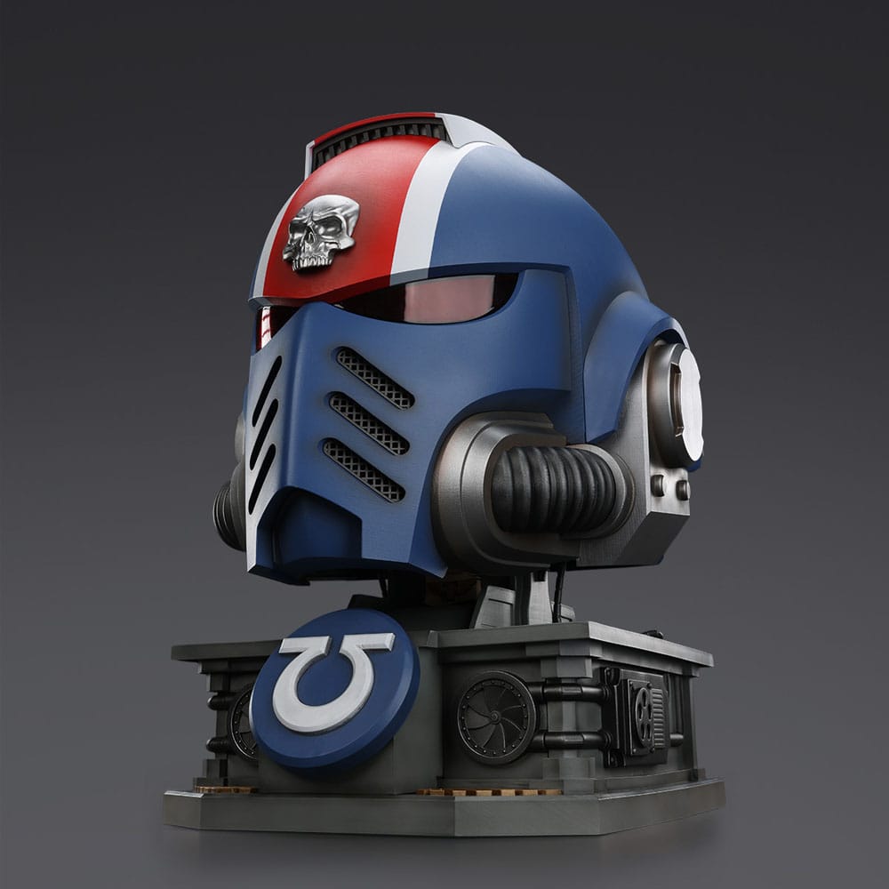 Warhammer 40,000: Space Marine 2 Replik Ultramarines Lieutenant Titus Helm mit Display-Stand 44 cm Image 13