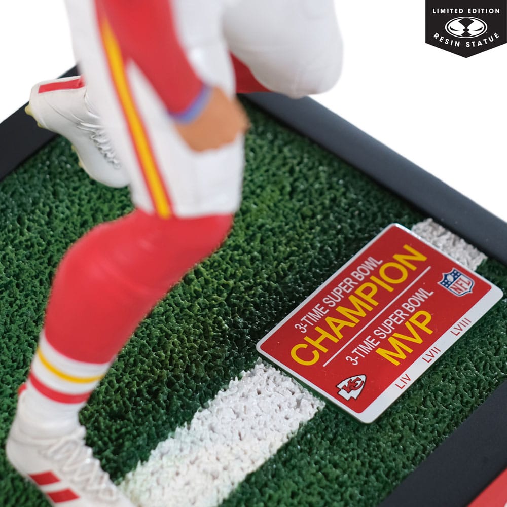 NFL Kansas City Chiefs Statue 1/6 Patrick Mahomes 30 cm Image 3