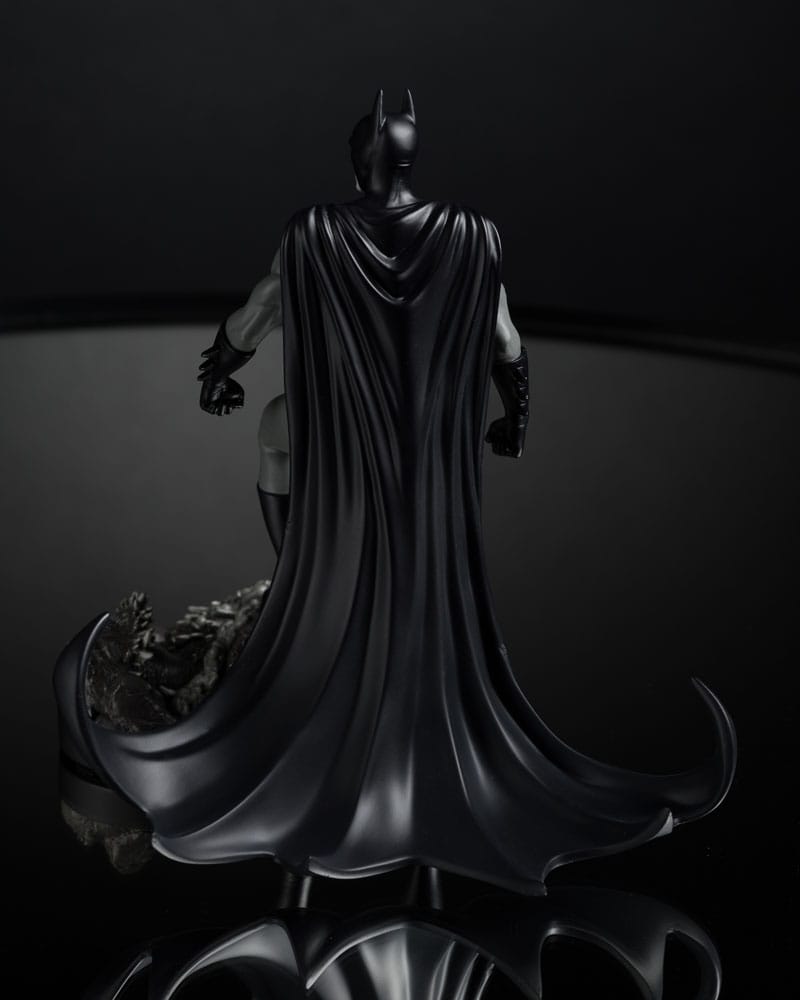 DC Direct Statue 1/10 Batman by Bjorn Barends (Black White) 18 cm Image 7