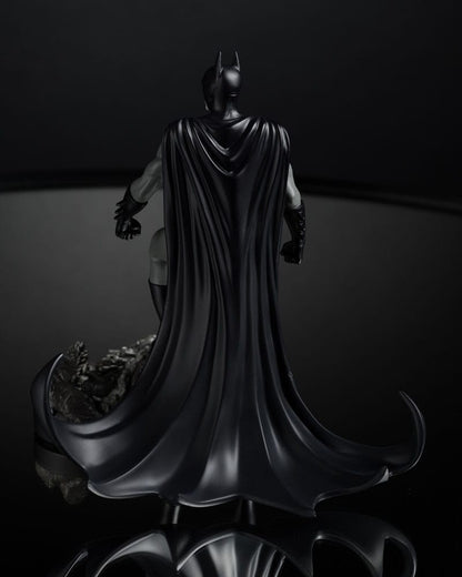 DC Direct Statue 1/10 Batman by Bjorn Barends (Black White) 18 cm Image 7