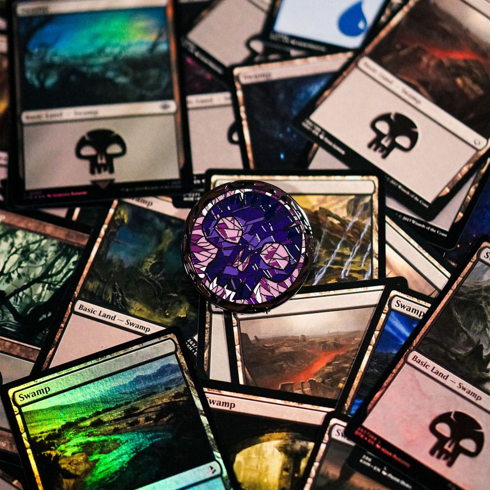 Magic: The Gathering Ansteck-Pins  Blind Box Mystery Stained Glass Lands Sortiment (10) Image 4